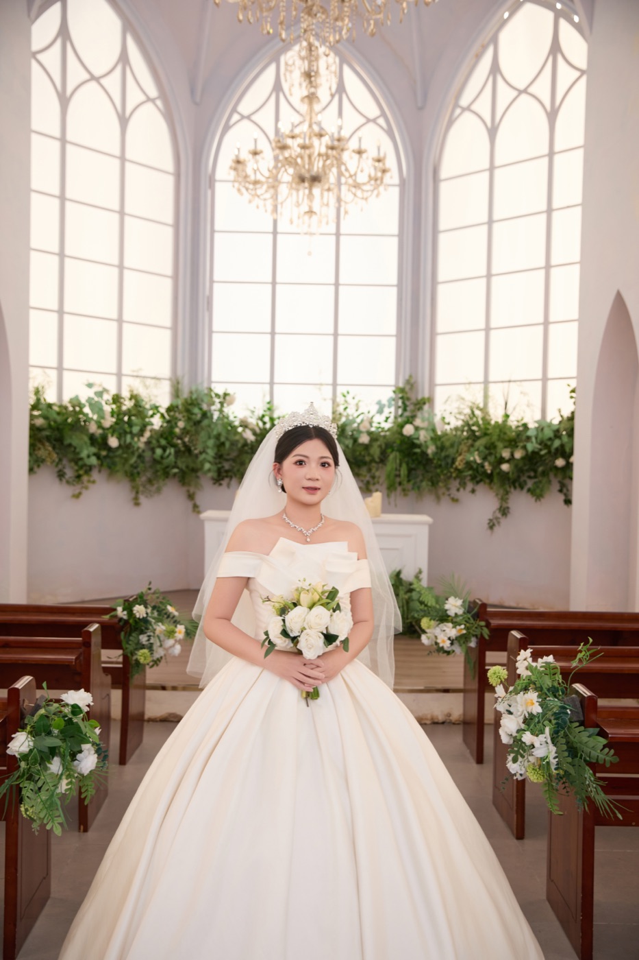 新娘在教堂中的婚纱照